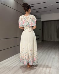 فستان  سكري انيق بكلفة زهور فريد بتصميم ساحر - صورة 2