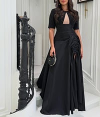 فستان سهرة أسود فاخر بقصة ملكية وثنيات درامية – تصميم أنيق بفتحة جانبية - Image 1