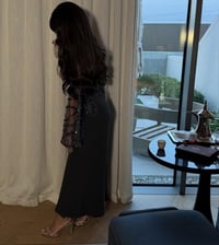 فستان سهرة أسود فاخر بتطريز لامع وأكمام شفافة - Image 4