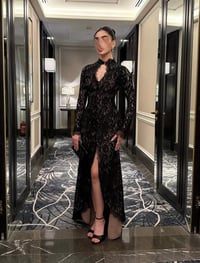 فستان سهرة دانتيل أسود بتصميم أنيق ومفتوح من الخلف - صورة 1
