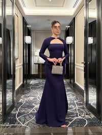 فستان السهرة الملكي بظهر مفتوح وتطريز كريستالي - صورة 1