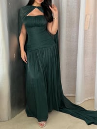 فستان سهرة طويل بتصميم درابيه مع كاب انسيابي - Image 6