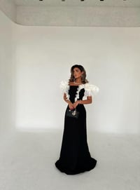 فستان السهرة الملكي بتفاصيل الكشاكش الفاخرة - صورة 1