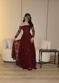 فستان سهرة فاخر بلون العنابي الداكن بتطريز دانتيل ملكي - صورة 3