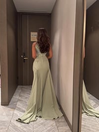 فستان سهرة فاخر بلون السيج مع تطريز ورد وذيل جانب - Image 2