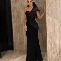 فستان سهرة أسود فاخر بتصميم كتف واحد - Image 1