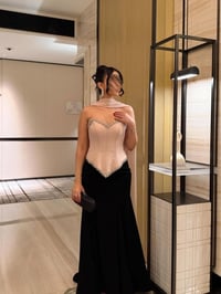 فستان سهرة فاخر بتصميم كورسيه مع شال انسيابي - صورة 5