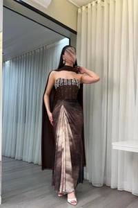 فستان السهرة “موكا ستارلايت” بتفصيلة كورسيه وشال انسيابي - صورة 1