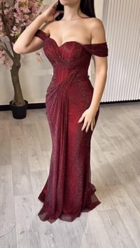 فستان سهرة أحمر فاخر بتصميم كورسيه ولمسة درابيه لامعة - Image 2