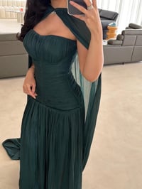 فستان سهرة طويل بتصميم درابيه مع كاب انسيابي - صورة 4