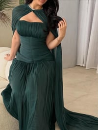 فستان سهرة طويل بتصميم درابيه مع كاب انسيابي - Image 7