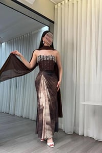 فستان السهرة “موكا ستارلايت” بتفصيلة كورسيه وشال انسيابي - صورة 3