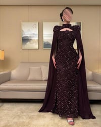فستان سهرة فاخر بتصميم ملكي مع كاب انسيابي - صورة 3