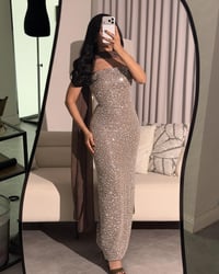 فستان سهرة مرصع بالكريستال بالكامل مع وشاح شيفون طويل - Image 5