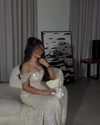فستان سهرة فاخر باللون الأوف وايت المطرّز بالكامل - صورة 5
