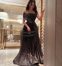 فستان سهرة فاخر بتفاصيل ذهبية ولمعة فاخرة – تصميم ملكي أنيق - صورة 2