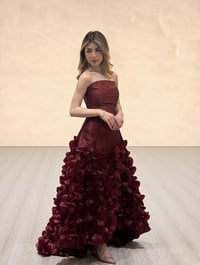فستان سهرة فاخر بتصميم أنثوي راقٍ – لون عنابي ملكي - Image 4