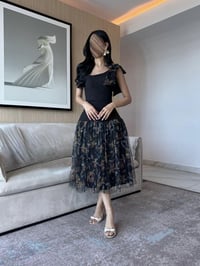 فستان عيد أسود أنيق بفيونكة كتف وتنورة تول مطبوعة بالورود - صورة 4