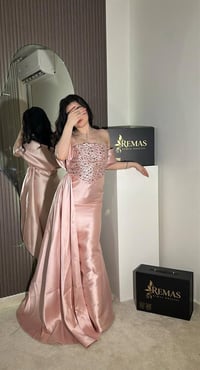 فستان سهرة فاخر – ساتان وردي بتصميم أوف شولدر - Image 2