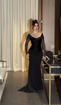 فستان اسود ناعم - صورة 1