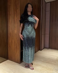 فستان سهرة فاخر مرصع بالترتر الفضي والأسود بتصميم هندسي راقي - صورة 1