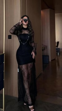 فستان السهرة الأسود بالدانتيل الشفاف وتصميم الطبقات الجريء - صورة 3