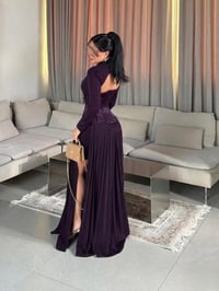 فستان السهرة الملكي بقصة الكورسيه وفتحة جانبية - صورة 4
