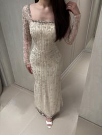 فستان سهرة فاخر مطرّز بالكامل - صورة 4