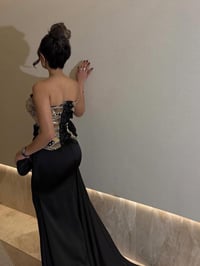 فستان سهرة فاخر كورسيه بتطريز ذهبي – أسود - صورة 4