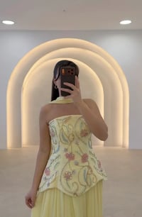 فستان سهرة أصفر باستيل فاخر بتصميم كورسيه مطرّز وتنورة شيفون واسعة - صورة 4