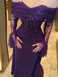 فستان سهرة ملكي بنفسجي بتصميم أوف شولدر وكورسيه مطرز بالكريستال والدانتيل - صورة 5