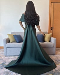فستان سهرة فاخر أخضر زمردي بتطريز ترتر وذيل ملكي - Image 5