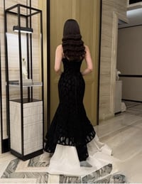 فستان ميرميد أسود بطبقات مزدوجة مع أكمام منفصلة - Image 3
