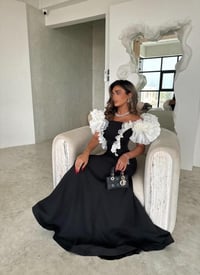 فستان السهرة الملكي بتفاصيل الكشاكش الفاخرة - صورة 3