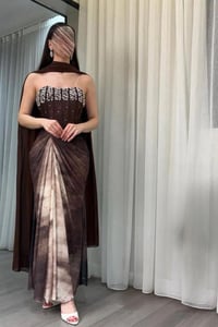 فستان السهرة “موكا ستارلايت” بتفصيلة كورسيه وشال انسيابي - صورة 4