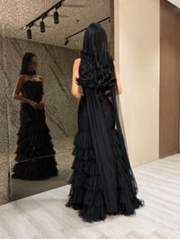 فستان سهرة فاخر باللون الأسود بتصميم كورسيه وطبقات تول - صورة 4