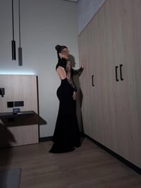 فستان سهرة أسود فاخر بقصّة ميرميد مع أكمام دانتيل شفافة وظهر مفتوح - صورة 2
