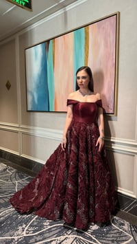 فستان سهرة خمري ملكي بقصة أوف شولدر وتنورة فخمة - Image 2