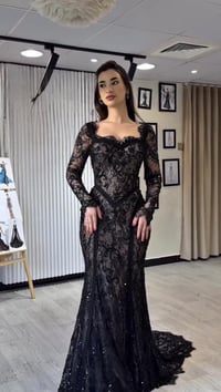 فستان سهرة أسود فاخر بتصميم كورسيه ودانتيل مطرز - صورة 2