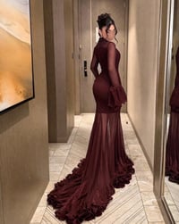 فستان سهرة خمري فاخر بقصة حورية وياقة تشوكر - صورة 3