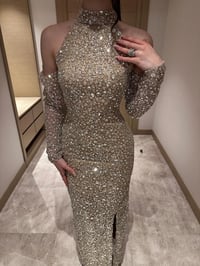 فستان سهرة فاخر مرصّع بالكامل بتصميم كتف مكشوف - صورة 4