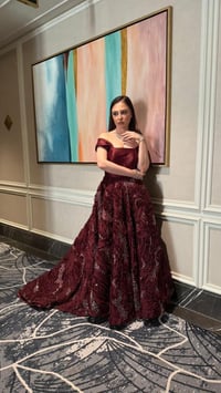 فستان سهرة خمري ملكي بقصة أوف شولدر وتنورة فخمة - Image 3