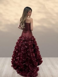 فستان سهرة فاخر بتصميم أنثوي راقٍ – لون عنابي ملكي - Image 3