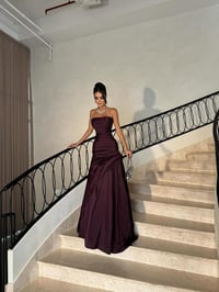 فستان سهرة عنابي فاخر بقصة ميرميد مع كسرات درابيه - Image 3
