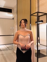 فستان سهرة فاخر بتصميم كورسيه مع شال انسيابي - Image 2