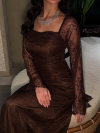 فستان سهرة دانتيل فاخر بأكمام طويلة – لون شوكولاتة - Image 3