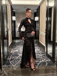 فستان سهرة دانتيل أسود بتصميم أنيق ومفتوح من الخلف - صورة 5