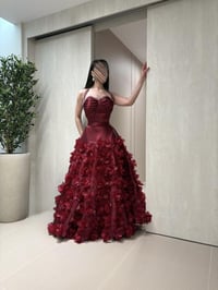 فستان سهرة فاخر باللون العنابي بتصميم ورود ثلاثية الأبعاد - Image 6