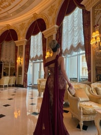 فستان سهرة فاخر بلون خمري بتصميم كورسيه ودانتيل شفاف مع ذيل طويل - صورة 4