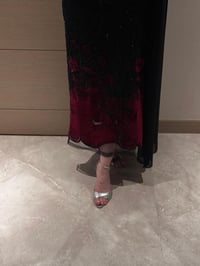 فستان الليل القرمزي المطرّز - Image 2
